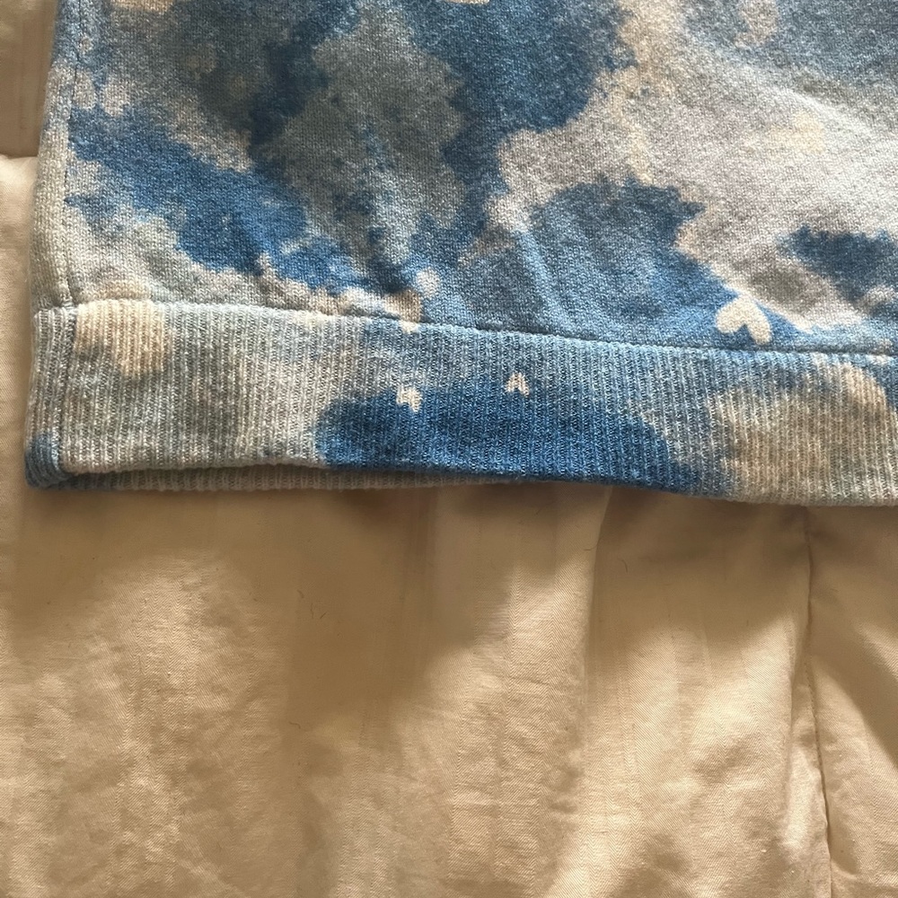 Kinross Cashmere Dreamy Hearts Pullover. Light Blue. Size M. - Picture 9 of 14